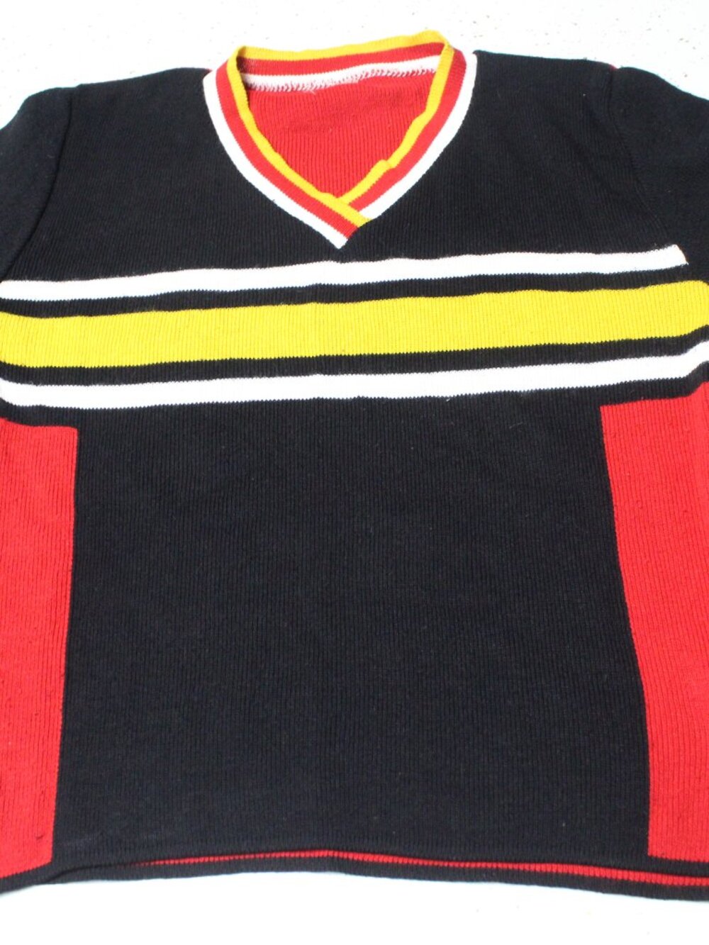 Knitted Warm V-neck Black and Red Sweater Vintage
